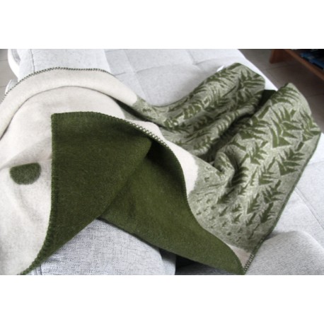 Ultima Thulé PLAID ÉPAIS VERT LAINE AGNEAU "MAISON DANS LA FORET" KLIPPAN YLLEFABRIK