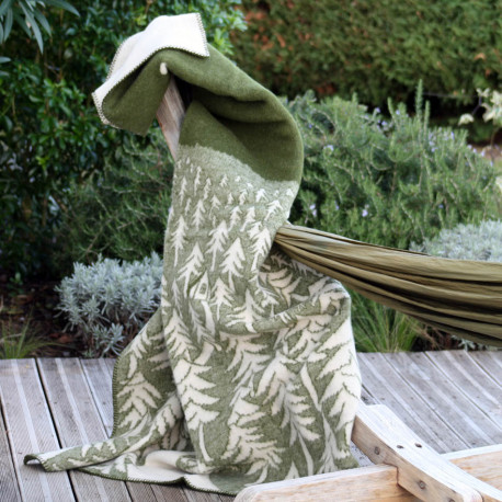 Ultima Thulé PLAID ÉPAIS VERT LAINE AGNEAU "MAISON DANS LA FORET" KLIPPAN YLLEFABRIK