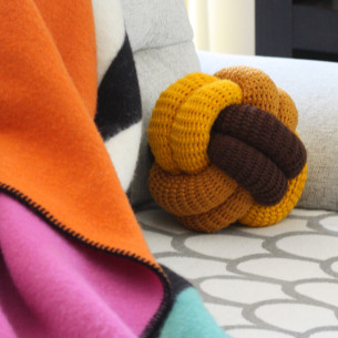 CUSHION KNIT KNOT MEDIUM CHOCOLATE OCHER Ultima Thule webshop