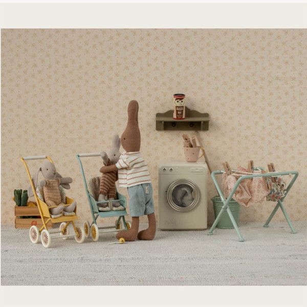 METAL CLOTHES POST w PEGS MAILEG