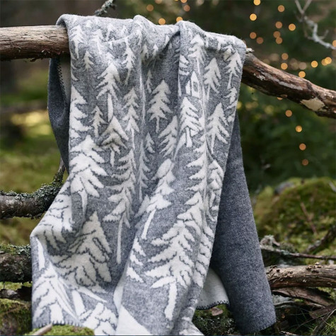 PLAID ÉPAIS GRIS LAINE AGNEAU MAISON DANS LA FORET KLIPPAN YLLEFABRIK